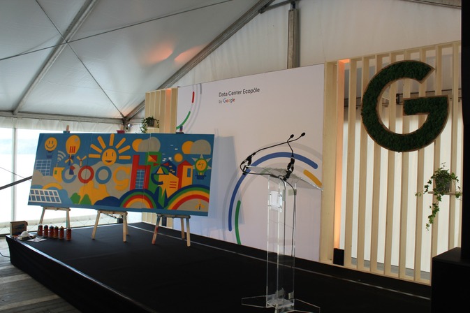 Pose de la première pierre de Google